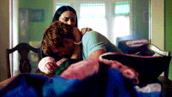 RD-2x01-A-Kiss-Before-Dying-Veronica-comforting-Archie