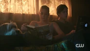RD-Caps-2x06-Death-Proof-140-Hot-Dog-Betty-Jughead.png (846 KB)