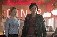 RD-Promo-2x08-House-of-the-Devil-10-Betty-Jughead