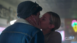 RD-Caps-2x05-When-a-Stranger-Calls-58-Betty-Jughead-kiss