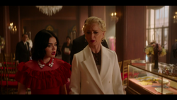 KK-Caps-1x10-Gloria-40-Katy-Gloria