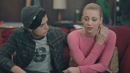 RD-Promo-1x07-In-a-Lonely-Place-19-Jughead-Betty