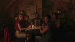 Cheryl, Toni, Jughead, Sweet Pea, and Fangs' game is interrupted by Betty