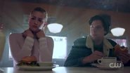 RD-Caps-2x01-A-Kiss-Before-Dying-107-Betty-Jughead.png (1.08 MB)