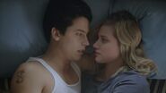 RD-Promo-2x07-Tales-from-the-Darkside-15-Jughead-Betty