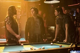 RD-Promo-2x05-When-a-Stranger-Calls-04-Tall-Boy-Jughead-Sweet-Pea