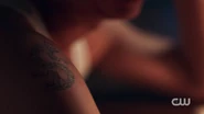 RD-Caps-2x05-When-a-Stranger-Calls-149-Jughead-Southside-serpent-tattoo.png (727 KB)