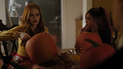 RD-Caps-4x04-Halloween-10-Cheryl-Toni