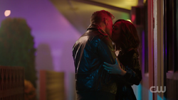 RD-Caps-2x07-Tales-from-the-Darkside-156-Sheriff-Keller-Mayor-Sierra-McCoy-kissing.png