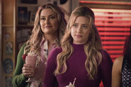 RD-Promo-5x05-Homecoming-05-Alice-Betty
