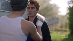 RD-Caps-2x05-When-a-Stranger-Calls-112-Jughead-Archie