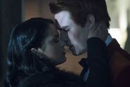 RD-Promo-1x11-To-Riverdale-and-Back-Again-31-Veronica-Archie