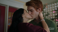 RD-Caps-2x09-Silent-Night-Deadly-Night-155-Veronica-Archie-kissing