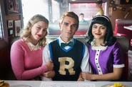 RD-Promo-6x05-The-Jughead-Paradox-01-Betty-Archie-Veronica.jpg (4.97 MB)