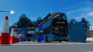 披上龍蒲兩週年特別塗裝的ADL Enviro500 MMC 12M（M6L1／YP2375）正在等候開出