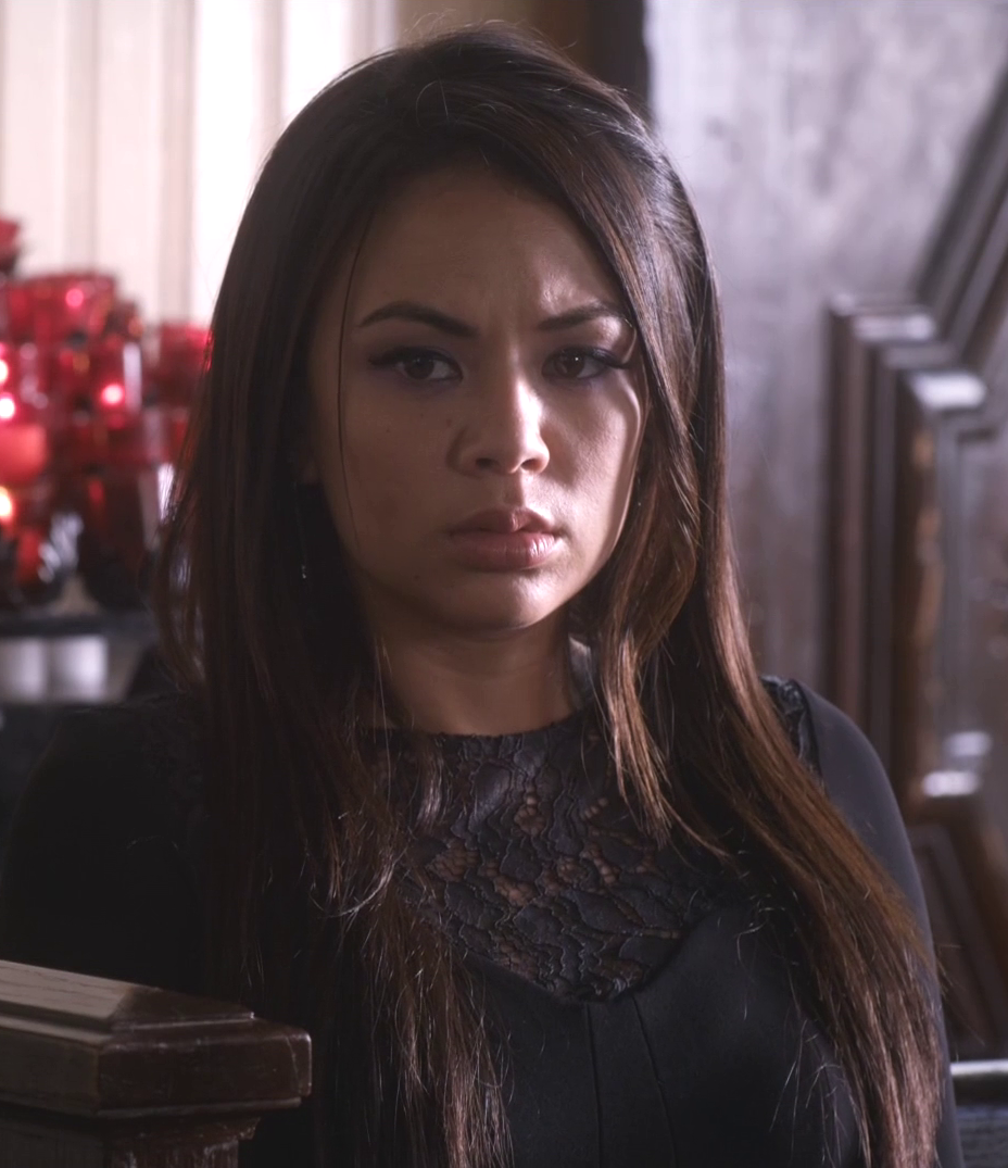 Analyzing 🅰: Mona VAnderwaal in the Dollhouse 🏠