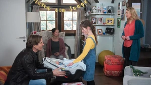 Ben und Tina sind überglücklich, als sie Lilly ihr neues Geschwisterchen vorstellen.