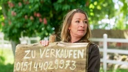 Folge 4225-1.png (5,56 MB) Britta findet den Dornenhof nach wie vor unheimlich und will Carla den Kauf ausreden.