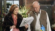 Konrad erfährt aus der Zeitung, dass Johanna sich mit Katzenberg verlobt hat. Katzenberg hat die Verlobungsanzeige ohne Johannas Wissen in die Zeitung gesetzt.