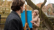 Beim Malen in der Altstadt von Lüneburg, sieht Amelie Tristan plötzlich mit anderen Augen.