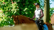 Folge 4223-1.png (6,57 MB) Bei einem Ausritt mit Gunter landet Carla zufällig auf einem verlassenen Pferdehof, der seit Jahren zum Verkauf steht.