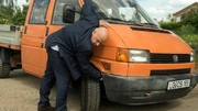 Wolf Zabel manipuliert Brunos Auto.