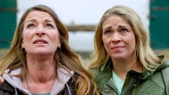 Folge 4230-1.png (5,79 MB) Carla will sofort auf den Pferdehof ziehen. Britta hält das für eine Schnapsidee, will Carla aber an ihrem ersten Abend nicht allein lassen und kommt mit ihr.