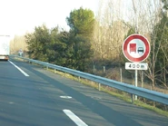 En place sur l'A54, avec panonceau M9. © Biscott