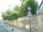 P1200166.jpg (450 kio) Couplé avec un panneau A13a + panonceau. © Biscott