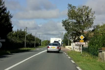 La D728 à l'entrée de Balanzac.