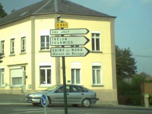 Panneau situé à Avesnes-sur-Helpe, au croisement avec la RN2, en direction de Trélon. © Nicolas2301.