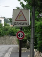 A1a PMV allume.jpg (72 kio) Panneau lumineux d'annonce de virage à droite (allumé) © Biscott