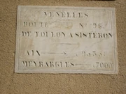Plaque en marbre sur la RN96 à Venelles. © G.E.