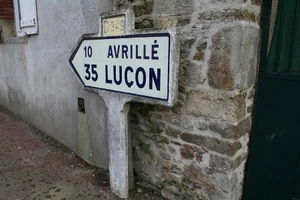 Panneau Michelin de l'ex-RN149 à Talmont-Saint-Hilaire © Brice Daviaud