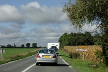 La D728 à la sortie de Balanzac.