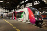 Z50000 (Francilien) et à l'arrière plan à droite une RIB (rame inox de banlieue) à Saint-Lazare en 2014 © Chris Sampson