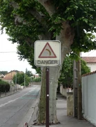 Panneau lumineux d'annonce de virage à gauche (allumé) © Biscott