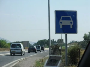 Exemple d'utilisation du panneau C107 à l'entrée d'une voie express sur la RN116  © Mario Blaak