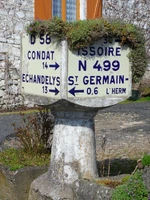 Ancienne borne d'angle Michelin implantée autrefois à la sortie Nord-Ouest de Saint-Germain-l'Herm