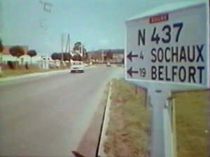 Panneau Michelin vers Sochaux dans les années 70 (Extrait d'un documentaire sur Peugeot)