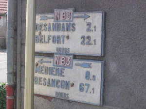 Signalisation ancienne en fonte à Arcey (25) © Lloyd_cf