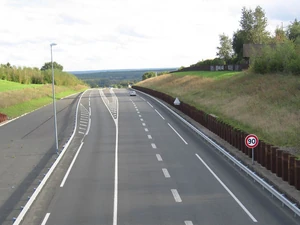 La D313 en arrivant sur Yvré-l'Evêque