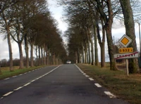 La D932A à la sortie de Chamant