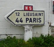 Flèche directionnelle de la RN5 à Melun  © Bzh-99