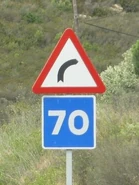 A1 Espagne.jpg (29 kio) Panneau d'annonce d'un virage à droite associé à un panneau vitesse conseillée. © Mario Blaak