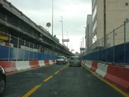 Le tracé provisoire est très étroit, encadré par les travaux du "nouvel axe nord-sud" à gauche et les terminaux du PAM à droite.