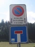 Panneau indiquant une impasse et panneau contraignant le stationnement en Suisse. © Sylvain 59