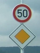 Panneau route prioritaire associé à un panneau de limitation de vitesse. © Marcel Monterie