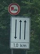 Panneau interdiction de dépasser pour les poids-lourds associé à un panneau d'indication d'un créneau de dépassement. © Marcel Monterie