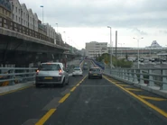 Sur la passerelle provisoire, on voit très bien l'ancien viaduc de l'A55.